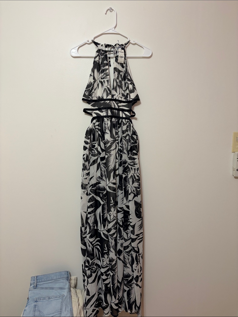 EXPRESS NWT High Neck White and Black Cut Out Sides Floral Maxi Dress 👗